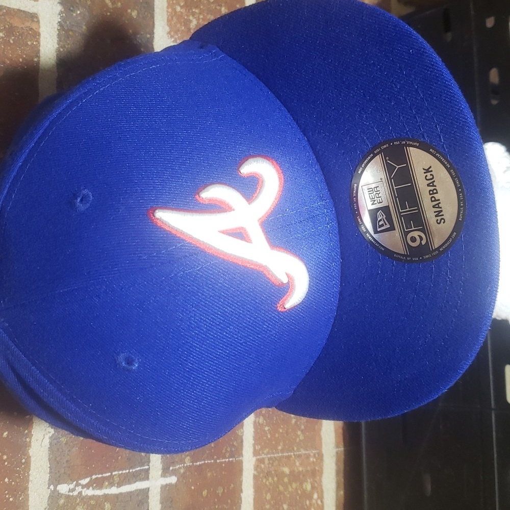 New Era Atlanta Braves hat.